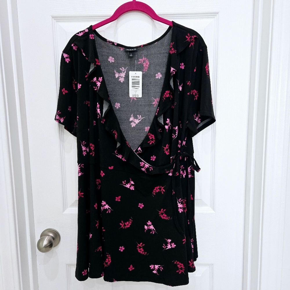 TORRID Short Sleeve Knit Wrap Peplum Black Floral Top Size 2  2X NWT
